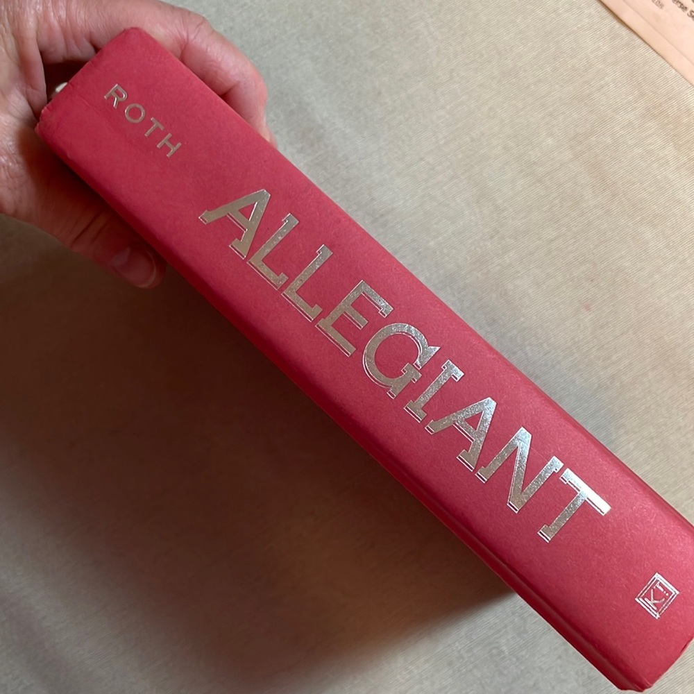 🌈2/$8  Allegiant #3 in the Divergent Series